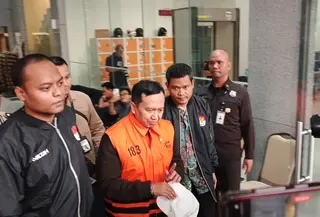 Komisi Pemberantasan Korupsi (KPK) kembali menahan seorang tersangka dalam kasus dugaan suap pengurusan dana hibah untuk Kelompok Masyarakat (Pokmas) yang bersumber dari APBD Jawa Timur tahun anggaran 2019-2022. Tersangka yang ditahan kali ini adalah Moch. Mahrus alias M. Mahrus Ali. (Liputan6.com/DImas Ramadhan Wicaksana)