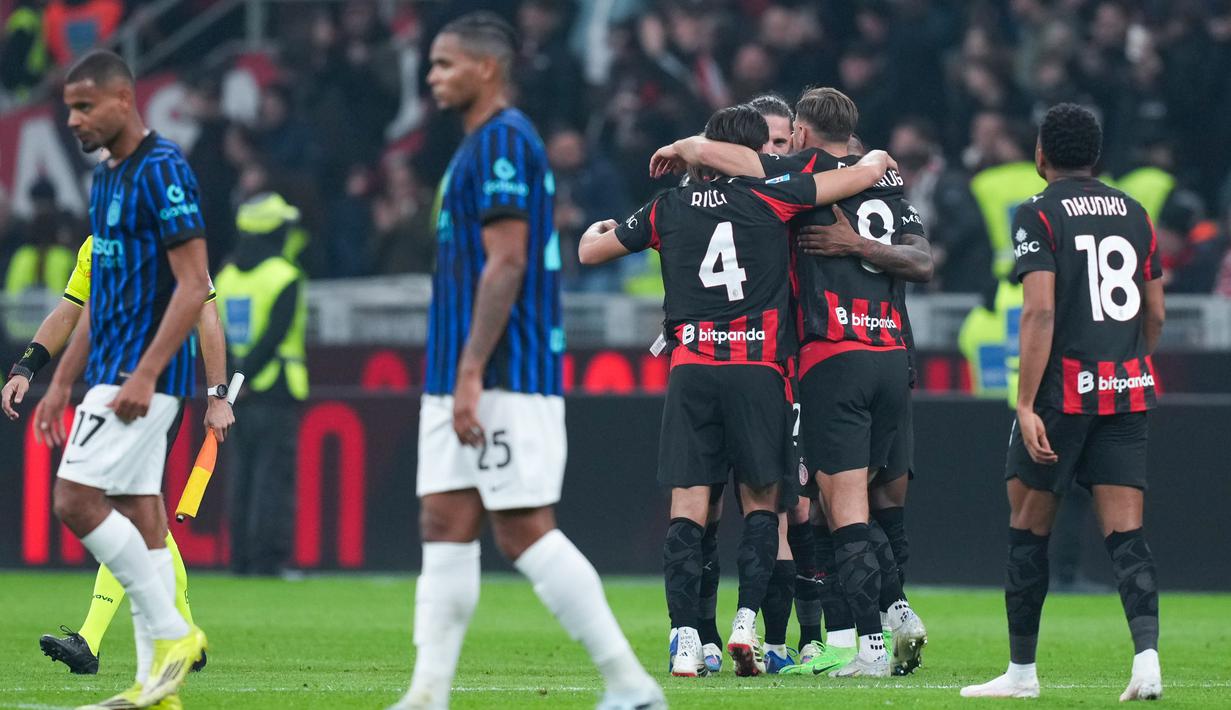 Pemain AC Milan merayakan kemenangan atas Inter Milan pada lanjutan Liga Italia 2025/2026 di Stadion Giuseppe Meazza, Senin (9/3/2026) dini hari WIB. (AP Photo/Antonio Calanni)