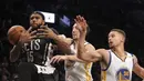 Pemain Warriors, Klay Thompson (tengah) dan Stephen Curry (kanan) menghadang laju pemain  Brooklyn Nets, Trevor Booker pada laga NBA di Barclays Center, (22/12/2016). Warriors menang 117-101.  (Reuters/Nicole Sweet-USA TODAY Sports)