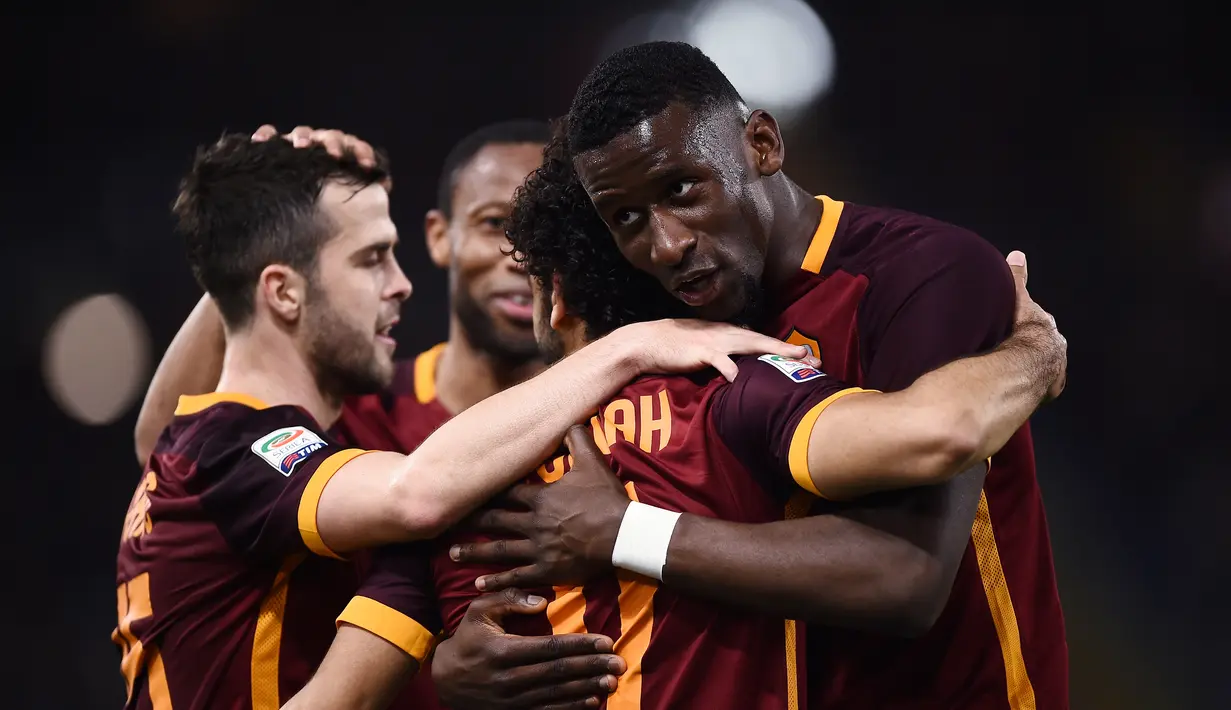Pemain AS Roma menyambut gol yang dicetak Mohamed Salah ke gawang Palermo dalam lanjutan Serie A Italia di Stadion Olimpico, Roma, Senin (22/2/2016) dini hari WIB. (AFP/Filippo Monteforte)
