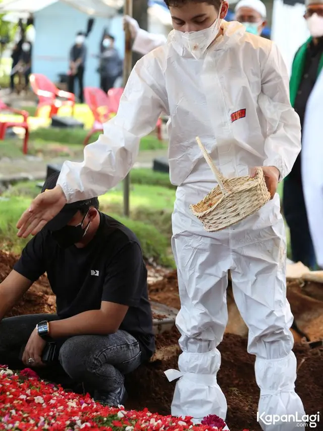 6 Momen Anak Jane Shalimar Antarkan Mendiang Ibu ke Pusara, Tak Kuasa Tahan Tangis