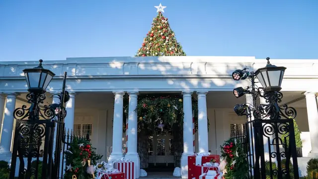 Dekorasi natal di Gedung Putih Amerika Serikat (AS) yang mengangkat tema "Magic, Wonder and Joy" pada tahun 2023. (AP/Evan Vucci)