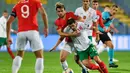 Bek Inggris, Ben Chidwell, berebut bola dengan gelandang Bulgaria, Galin Ivanov, pada laga Kualifikasi Piala Dunia 2020 di Stadion Vasil Levski, Sofia, Senin (14/10). Bulgaria kalah 0-6 dari Inggris. (AFP/Nikolay Dychinov)