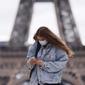 Seorang perempuan yang mengenakan masker berjalan-jalan di Istana Trocadero tak jauh dari Menara Eiffel di Paris, 10 Juli 2020. Dengan 25 kematian baru yang dicatat dalam 24 jam terakhir, jumlah kematian terkait corona COVID-19 di Prancis naik menjadi 30.004 pada Jumat (10/7). (Xinhua/Gao Jing)