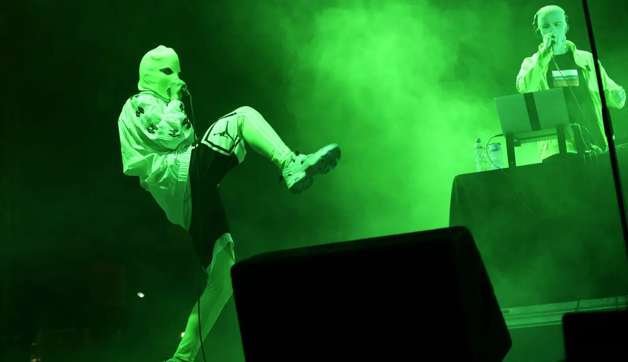 Aktivis politik Rusia, Nadya Tolokonnikova (kiri) dari kelompok feminis band musik punk Pussy Riot tampil dalam Festival musik Meksiko Vive Latino di Foro Sol, Mexico City (18/3). (AFP Photo / Pedro Pardo)