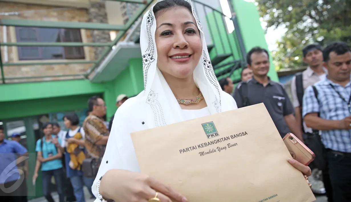 Kader Partai Demokrat, Mischa Hasnaeni Moein atau yang biasa disebut "Wanita Emas", menunjukkan formulir di DPW PKB DKI Jakarta, Senin (11/4). Formulir tersebut untuk mengikuti penjaringan bakal calon gubernur DKI Jakarta. (Liputan6.com/Faizal Fanani)