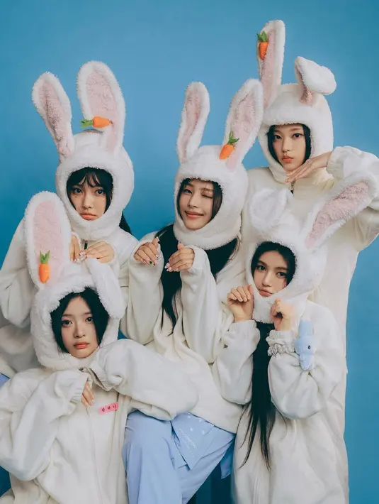 Mendekatkan diri dengan Bunnies, NewJeans tampil imut dengan sweater dan headband telinga kelinci [@newjeans_official]