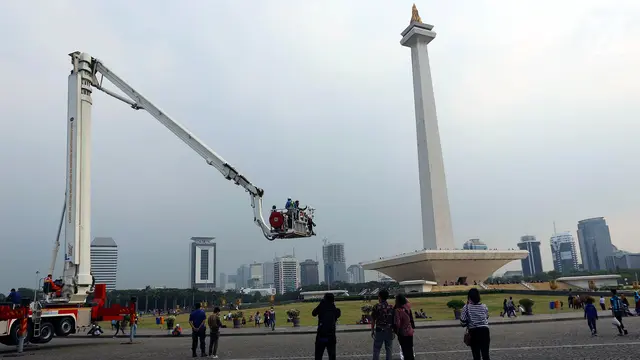 Yuk, Lihat Monas Lebih Dekat Naik Bronto Skylift Pemadam Kebakaran