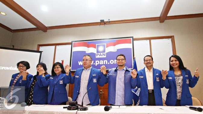 Wakil Ketua Umum PAN Bara Hasibuan (tengah) berfoto bersama dengan dan jajaran pengurus PAN lainnya usai memberikan keterangan dalam acara refleksi akhir tahun di Kantor DPP PAN, Jakarta, Selasa (29/12). (Liputan6.com/Immanuel Antonius)