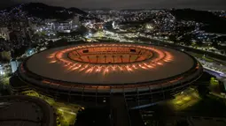 Stadion Maracana diterangi dengan warna kuning, salah satu warna bendera nasional Brasil, untuk menghormati mendiang legenda sepak bola Pele di Rio de Janeiro, Brasil, 29 Desember 2022. Edson Arantes do Nascimento atau yang dikenal sebagai Pele meninggal dunia pada usia 82 tahun di Sao Paulo. (AP Photo/BrunaPrado)