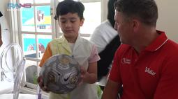 Michael Owen memberi hadiah Rafathar hadiah ulang tahun berupa bola yang sudah ditandatangani. (Foto: YouTube: Rans Entertainment)
