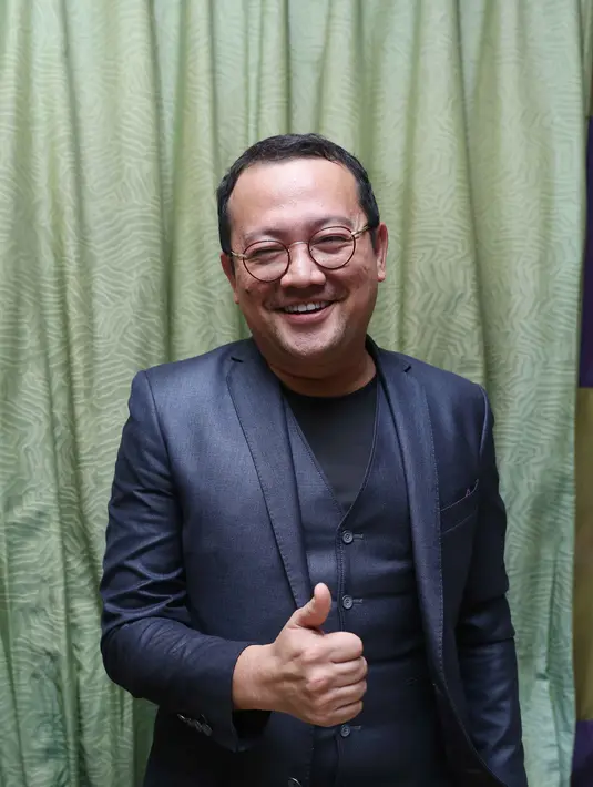 Presenter kondang yang satu ini memang memiliki hubungan sangat dekat dengan artis. Karena kedekatannya itu, dia kerap bisa menguak banyak informasi pribadi dari artis yang sedang diburu banyak media. (Nurwahyunan/Bintang.com)