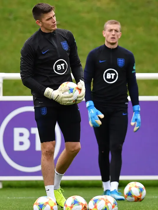 Kiper Inggris Nick Pope (kiri) dan Jordan Pickford saat mengikuti sesi pelatihan tim Inggris di St George's Park di Burton-on-Trent, Inggris tengah 7/10/2019). Inggris akan melawan Republik Ceko pada kualifikasi Euro 2020 di Praha. (AFP Photo/Paul Ellis)