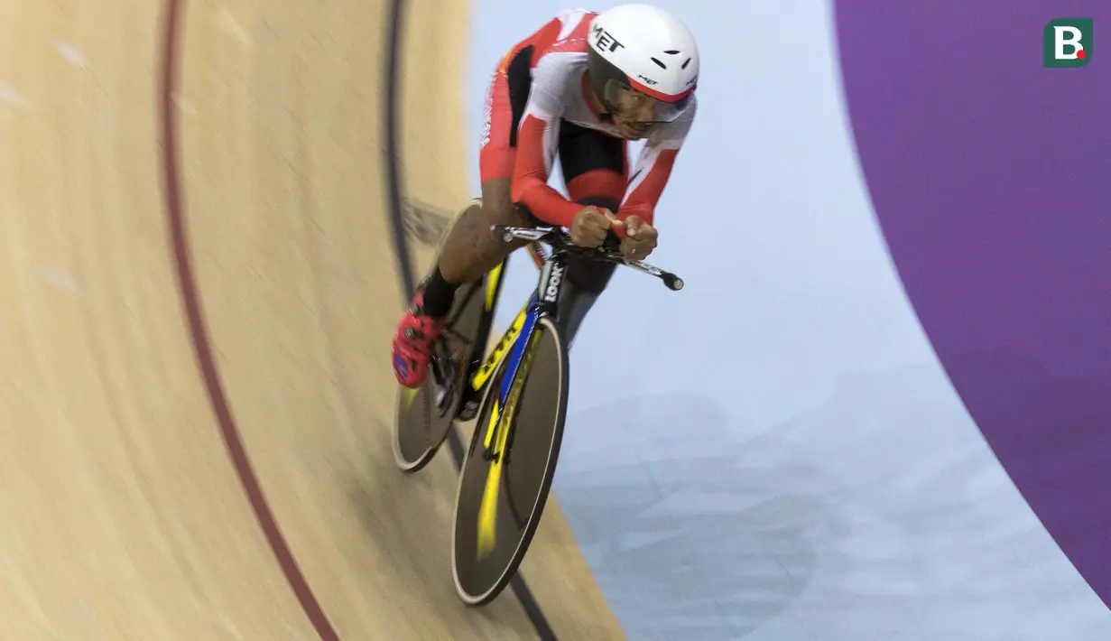 M Fadli pebalap sepeda Indonesia meraih medali emas di nomor 4000 meter Individual Pursuit C4 di Velodrome Rawamangun, Jakarta,  Jumat (11/10/2018).  (Bola.com/Peksi Cahyo)