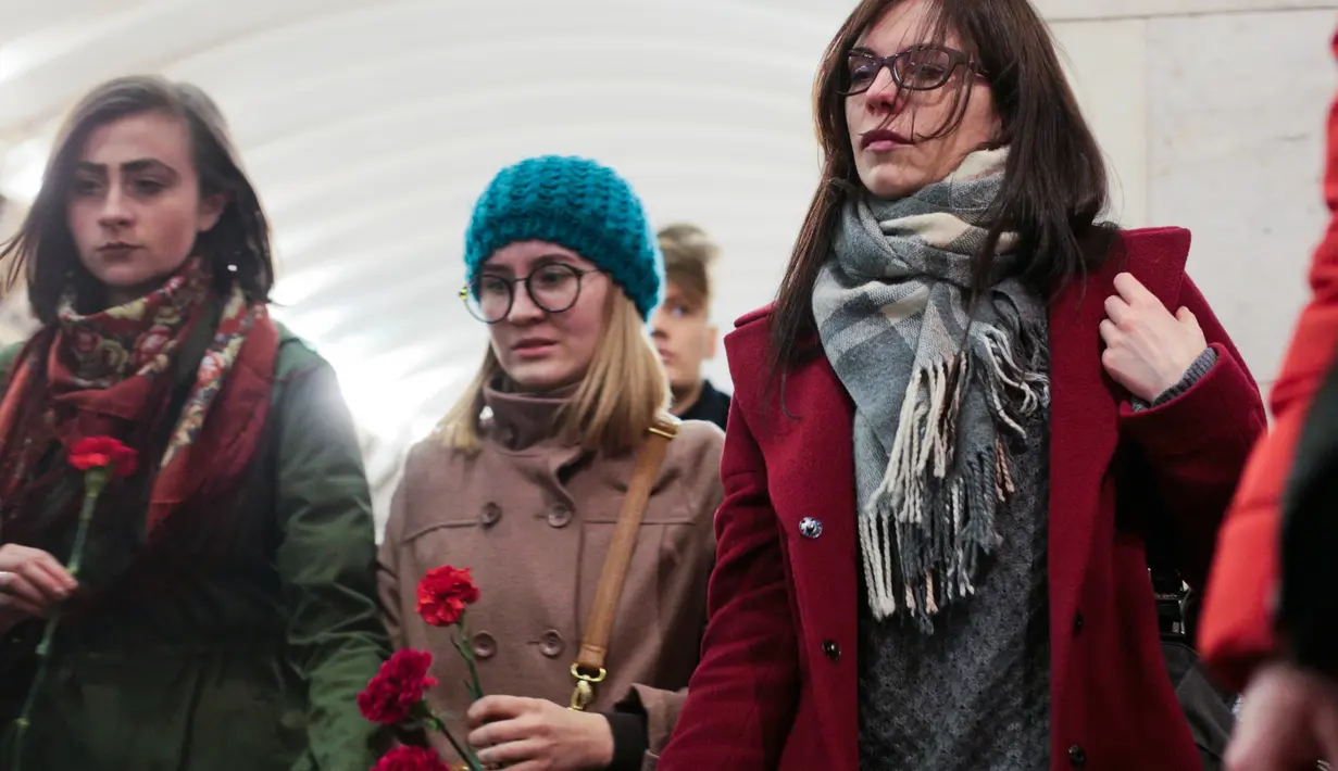 Sejumlah wanita ikut melakukan bela sungkawa atas tragedi bom yang meledak di stasiun kereta bawah tanah St. Petersburg, Rusia, Selasa (4/4). Dikabarkan 10 orang meninggal dalam tragedi tersebut. (AP Photo / Dmitri Lovetsky)