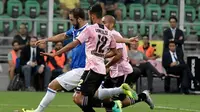 Striker Juventus Gonzalo Higuain beraksi saat laga kontra Palermo di Renzo Barbera, Palermo, Sabtu (24/9/2016). (AFP/Tiziana Fabi)