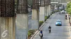 Tiang-tiang pancang penyangga monorel menjulang di sepanjang Jalan Rasuna Said, Jakarta, Jumat (30/10). Presiden Joko Widodo menyatakan seluruh tiang pancang bekas monorel akan difungsikan sebagai tiang penyangga rel LRT. (Liputan6.com/Immanuel Antonius)