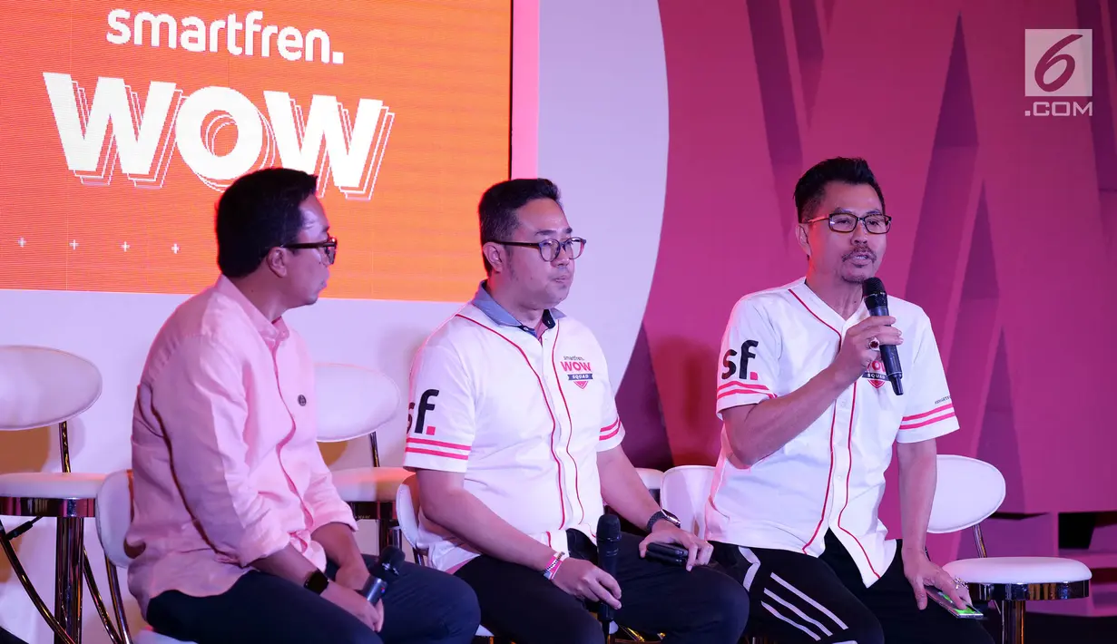 Deputy CEO Smartfren, Djoko Tata Ibrahim (kanan) memberikan  keterangan pers menjelang “Smartfren WOW Concert 2019” di SCTV TOWER, Jakarta, Jumat (20/9/2019). Konser yang bertajuk "Raih Mimpi Bersama Smartfren" itu menampilkan sejumlah artis nasional dan internasional. (Liputan6.com/Herman Zakharia)