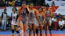 Pevoli putri Jakarta BNI 46 tertunduk di sela-sela laga melawan Jakarta PGN Popsivo di putaran kedua Pertamina Proliga 2015 di Hall A Senayan, Jakarta, Minggu (21/3/2015). Jakarta PGN Popsivo unggul 3-0 atas BNI 46. (Liputan6.com/Helmi Fithriansyah)