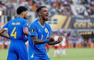 Pemain Timnas Curacao, Juninho, saat merayakan sebuah gol dengan jersey produksi Kelme yang dikenakan oleh negara Karibia itu pada 2024 hingga 2025. (Tim Warner/Getty Images/AFP)