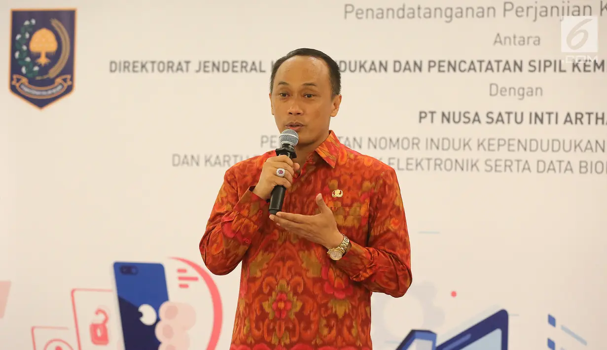 Dirjen Dukcapil Zudan Arif Fakrulloh memberikan sambutan pada acara penandatanganan kerja sama pemanfaatan data kependudukan DOKU dan Dukcapil di Jakarta, Jumat (11/1). Kerjasama untuk mempertajam proses verifikasi data. (Liputan6.com/Fery Pradolo)