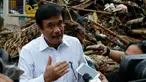 Pasca banjir di pemukiman pinggir kali Ciliwung, Wagub DKI Jakarta, Djarot Saiful Hidayat meninjau pintu air Manggarai, Jakarta, Senin (16/11/2015). Pemprov DKI akan memasang jaring-jaring penangkap sampah pada beberapa titik. (Liputan6.com/Yoppy Renato)