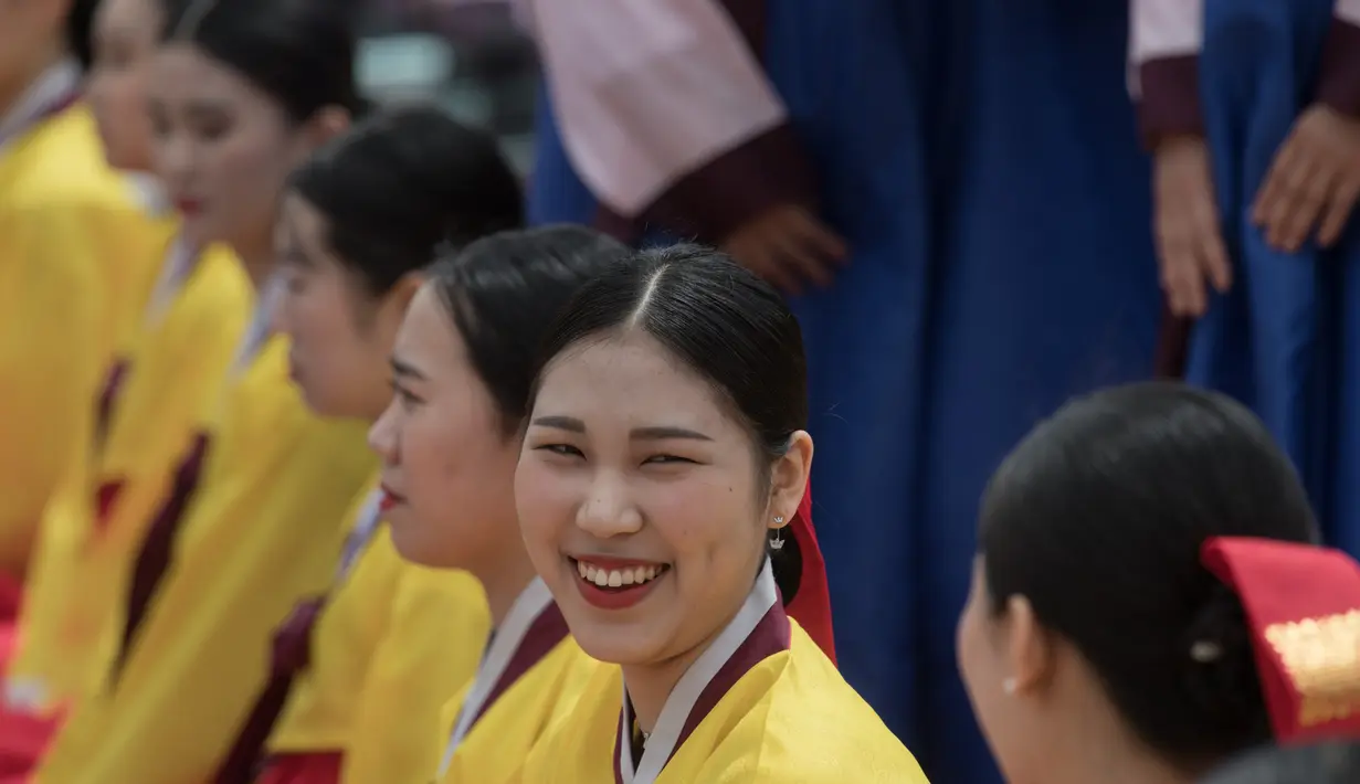 Pelajar mengenakan kostum tradisional Korea Selatan (Korsel) saat upacara Coming of Age Day di Namsan Hanok Village, Seoul, Senin (15/5). Coming of age day atau Hari Kedewasaan adalah hari libur resmi yang jatuh pada minggu ketiga bulan Mei (Ed JONES/AFP)