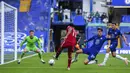 Pemain Liverpool Mohamed Salah (kedua kiri) melakukan tembakan ke gawang Chelsea pada pertandingan Liga Premier Inggris di Stadion Stamford Bridge, Minggu (20/9/2020). Liverpool menang 2-0 lewat gol Sadio Mane. (Will Oliver/Pool via AP)