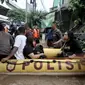 Petugas gabungan mengevakuasi warga saat banjir merendam permukiman Cipinang Melayu, Jakarta, Rabu (1/1/2020). Hujan yang terus mengguyur Jakarta sejak Selasa sore (31/12/2019) mengakibatkan banjir di sejumlah titik di wilayah Jakarta dan sekitarnya. (merdeka.com/Iqbal S Nugroho)