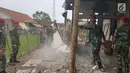Prajurit Kopassus saat memperbaiki salah satu rumah warga warga terdampak gempa yang mengguncang sejumlah wilayah Jawa Barat dan Banten di Desa Citalahap, Kabupaten Lebak, Bogor (23/1). (LIputan6.com/Pool/Kopassus)