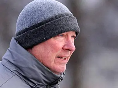 Manajer Manchester United Sir Alex Ferguson mengamati para pemainnya di pusat latihan tim di Carrington, Manchester, jelang partai Liga Champions pada 6 Desember 2010. AFP PHOTO/ANDREW YATES