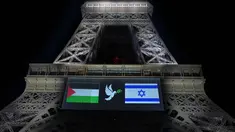 Gambar bendera Palestina (kiri) dan Israel serta seekor merpati dengan ranting zaitun, yang ditampilkan di Menara Eiffel pada malam sebelum Prancis berencana mengakui Negara Palestina, di Paris, pada 21 September 2025. (Bertrand GUAY/AFP)