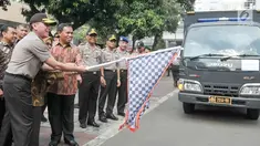 Kapolda Metro Jaya Irjen Pol Mochamad Iriawan, Dirjen Perdagangan Dalam Negeri Tjahya Widayanti dan Sekda DKI Jakarta Saefullah melepas truk berisi sembako Gerakan Stabilitas Pangan di halaman Polda Metro Jaya, Kamis (8/6). (Liputan6.com/Yoppy Renato)