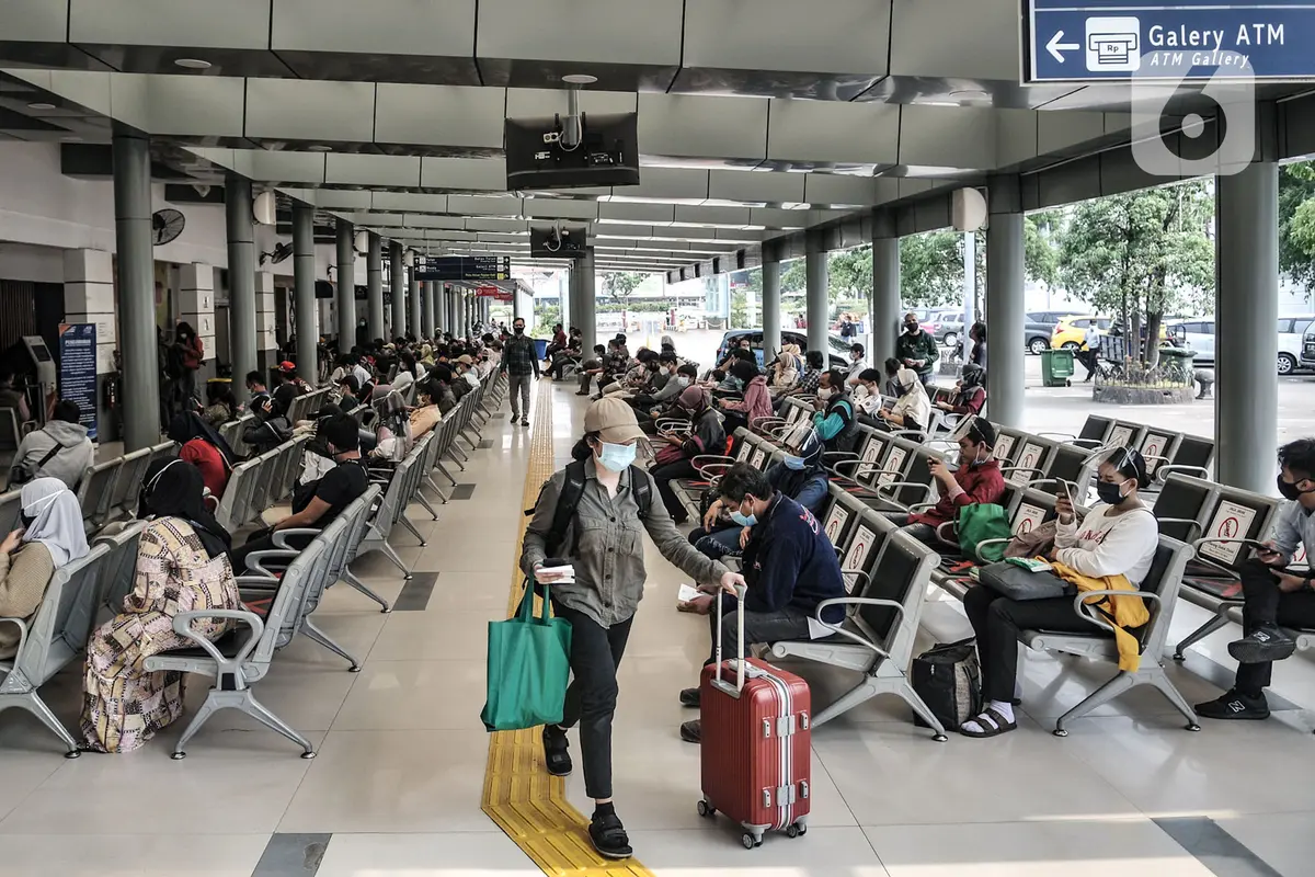 FOTO: Libur Panjang, Antrean Rapid Test Penumpang KAI Melonjak