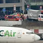 Petugas darurat dikerahkan ke lokasi ledakan di bandara Zaventem di Brussel, Belgia, Selasa (22/3). Sedikitnya 13 orang tewas akibat dua ledakan beruntun yang mengguncang ruang keberangkatan bandara tersebut. (REUTERS/Francois Lenoir)