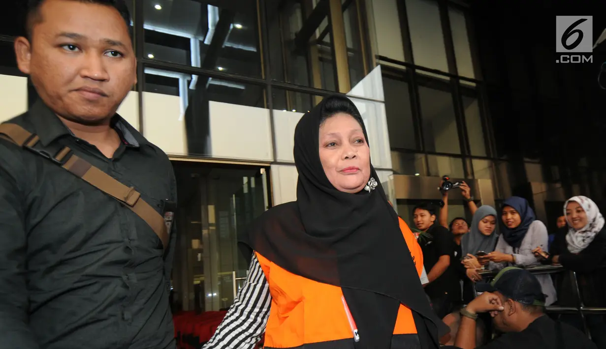 Mantan Anggota DPRD Sumatera Utara periode 2009-2014 dari Partai Golkar, Helmiati mengenakan rompi tahanan usai menjalani pemeriksaan di gedung KPK, Jakarta, Senin (9/7). Helmiati diperiksa terkait dugaan suap APBD. (Merdeka.com/Dwi Narwoko)