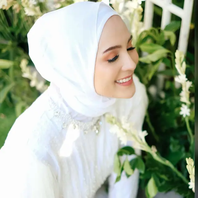 Kini Tampil Berhijab, Ini 6 Potret Terbaru Lidi Brugman Istri Lucky Perdana