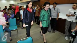 Istri Ketua DPD Irman Gusman, Liestyana Rizal Gusman (kiri) didampingi Wakil Ketua DPD GKR Hemas saat akan memberikan keterangan pers di Nusantara III, Kompleks Parlemen, Senayan, Jakarta, Selasa (20/9). (Liputan6.com/Johan Tallo)