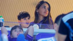 Istri Lionel Messi, Antonela Roccuzzo, hadir langsung memberikan dukungan saat Timnas Argentina berhadapan dengan Polandia pada laga Piala Dunia di Stadion 974, Doha, Rabu (30/11/2022). (AFP/Odd Andersen)