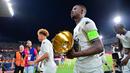 Pemain AS Monaco, Denis Zakaria, membawa trofi setelah menjuarai Joan Gamper Trophy di Estadi Olimpic Lluis Companys, Selasa (13/8/2024) dini hari WIB. (AFP/Manaure Quintero)
