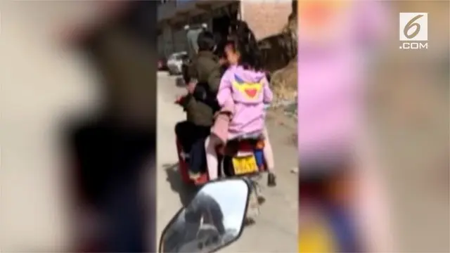 Beredar video seorang pria mengendarai motornya dengan membonceng enam anak.