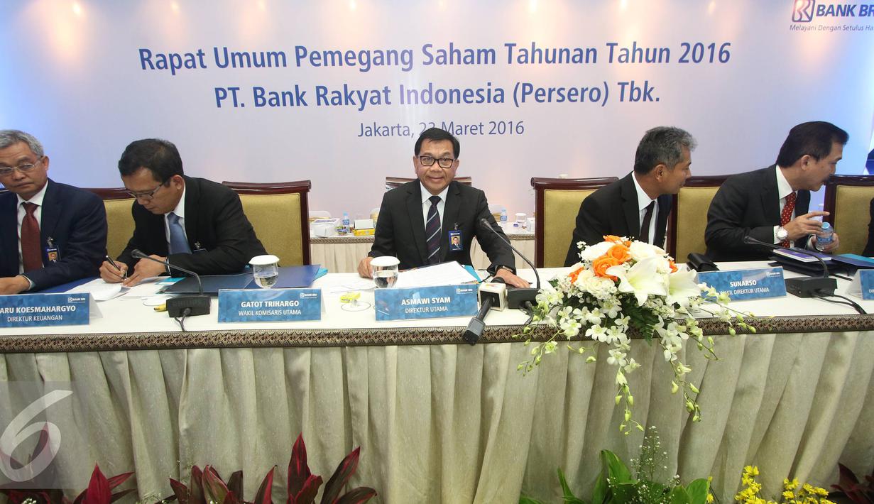 Dirut BRI, Asmawi Syam (tengah) saat menghadiri RUPST 2016, Jakarta, Rabu (23/3). RUPST BRI 2015 telah menetapkan penggunaan laba bersih BRI Tahun Buku 2015 untuk dividend pay-out ratio sebesar 30% dari laba bersih 2015 (Liputan6.com/Immanuel Antonius)