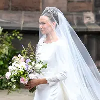 Intip gaun pernikahan Olivia Henson yang penuh dengan nilai historikal keluarga (@coutureandroyals)