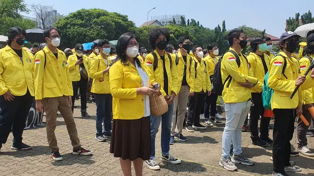 Mahasiswa UI melakukan aksi unjuk rasa di depan gedung Rektorat menuntut pencabutan statuta UI