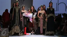 Ghea Panggabean diantara model yang mengenakan busana rancangannya di  Ikatan Perancang Mode Indonesia (IPMI) Trend Show 2017, Jakarta, Selasa (8/11). Ghea memadukan Budaya Sumatra dan Jawa dalam rancangannya kali ini. (Liputan6.com/Gempur M Surya)