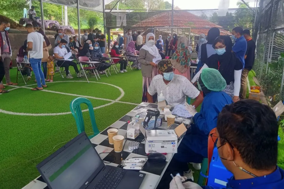Ratusan imigran di Puncak Bogor, Jawa Barat, antre untuk mendapat suntikan vaksin Covid-19
