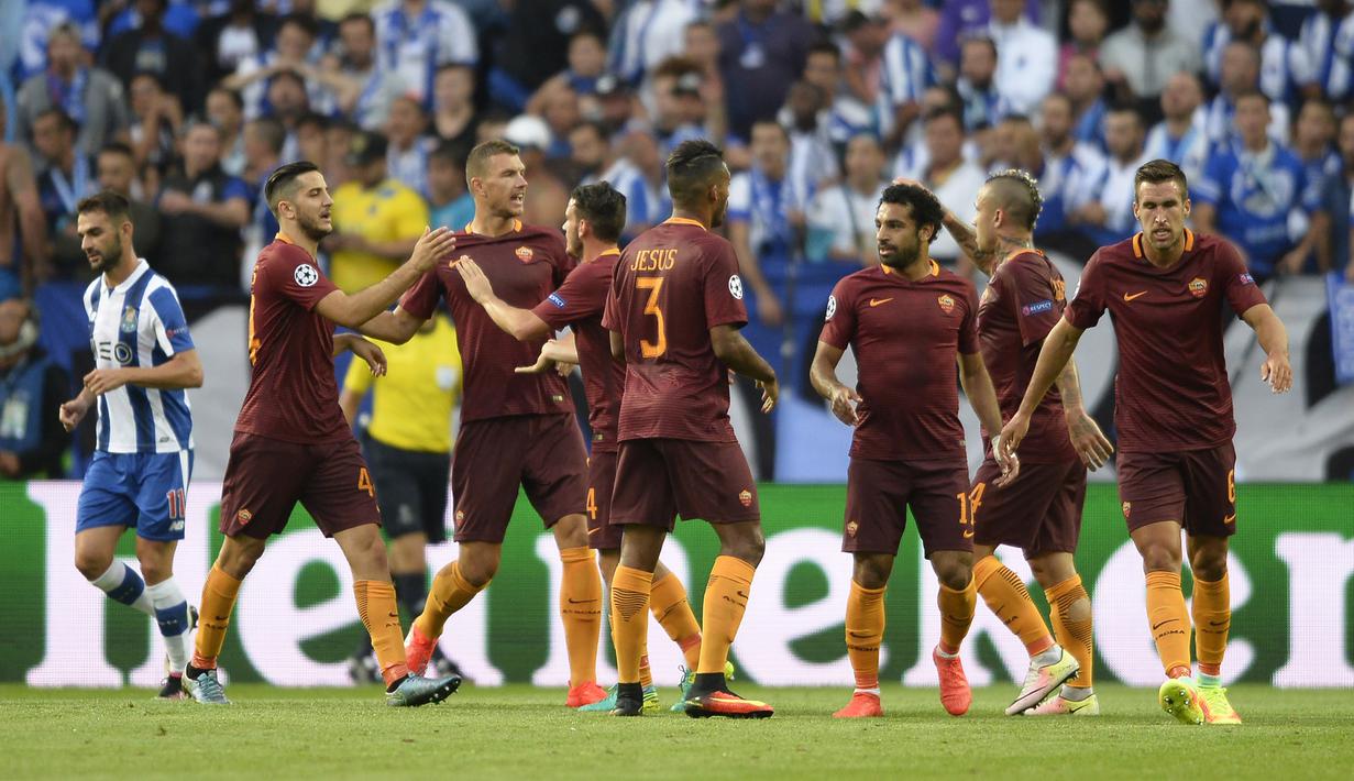 Pemain AS Roma, merayakan gol saat melawan FC Porto pada leg pertama  playoff Liga Champions 2016-2017 di Estadio Do Dragao, Kamis (18/8/2016) dini hari WIB. (AFP/Miguel Riopa)