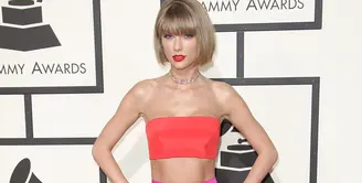 Taylor Swift tak enggan memamerkan otot perutnya dalam acara red carpet. (REX/Shutterstock/HollywoodLife)