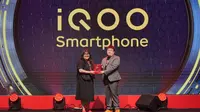 iQOO Brand Manager Roshinna Erawaty dan CEO Bigetron Esports Edwin Chia. (Dok: iQOO)