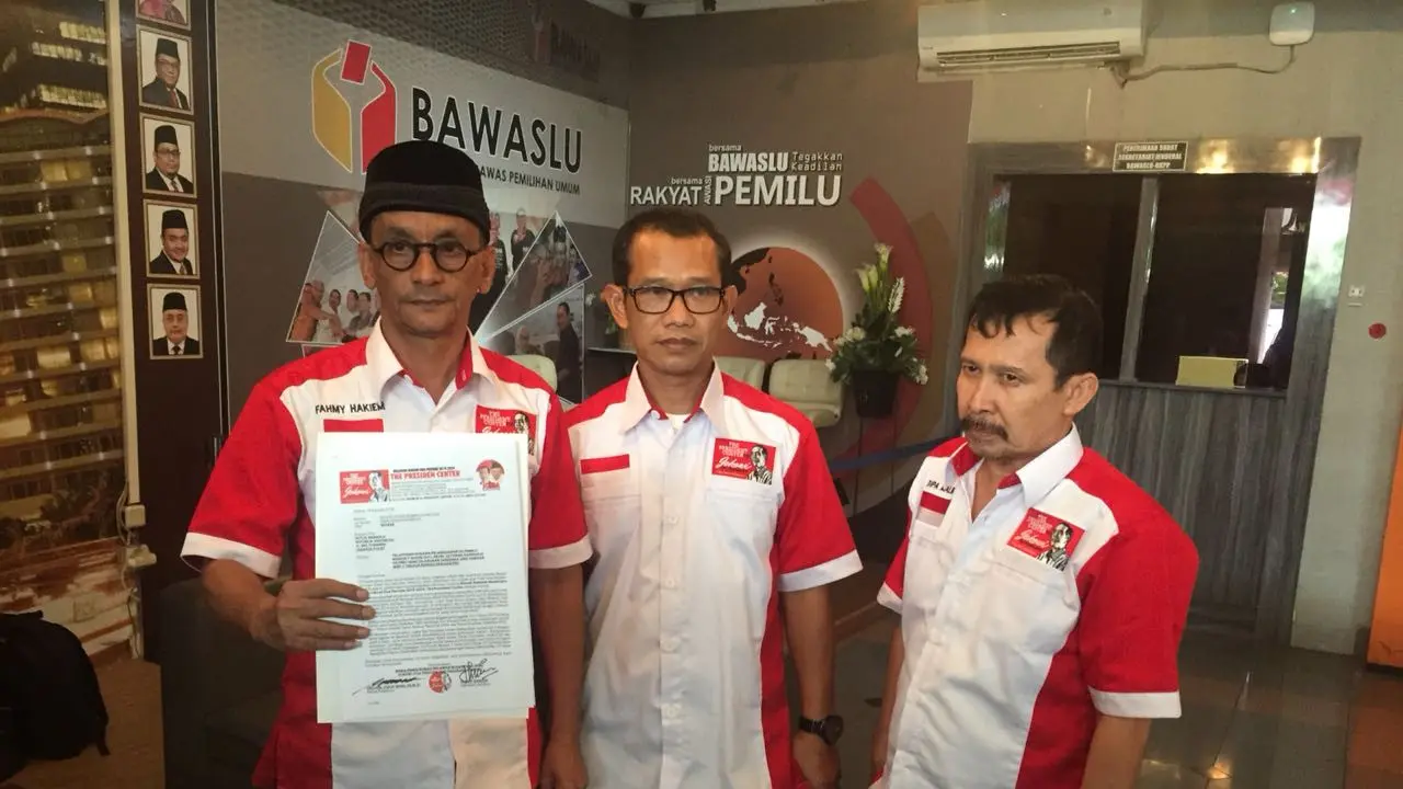 Federasi Indonesia Bersatu melaporkan bakal cawapres Sandiaga Uno ke Badan Pengawas Pemilu (Bawaslu). (Liputan6.com/Lizsa Egeham)